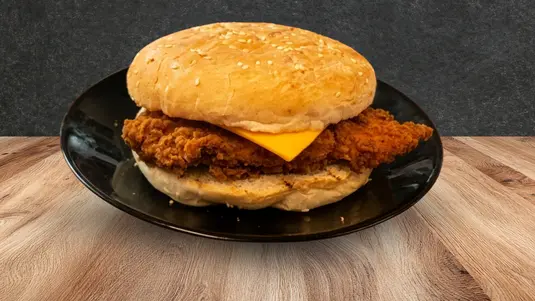 Crispy chicken fillet with lettuce and sauce. Served with extras of your choice. — delivery in Dallington NN5