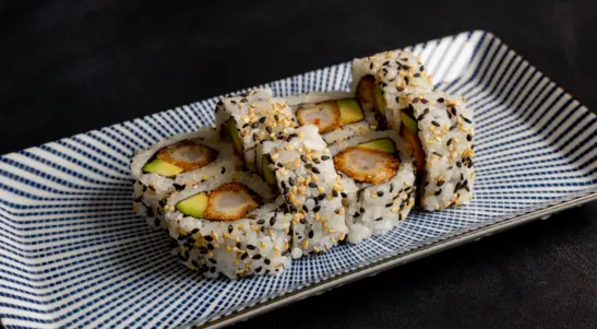 Crunchy tempura prawn rolled with avocado & chilli garlic mayo, finished with sesame & teriyaki drizzle.