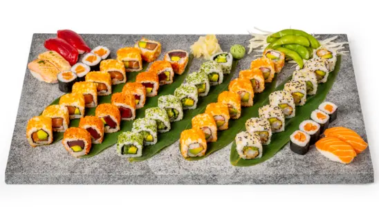 FAMILY PLATTER (54 pcs) - Late Japanese Collection in Whitehall WC2N