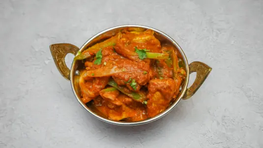 Medium spicy chicken curry prepared with fresh salad and sliced ginger — delivery in Bellingham SE6