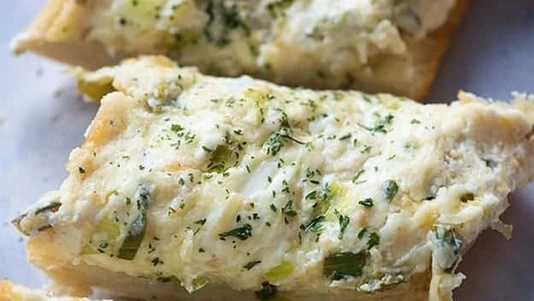 Garlic Bread with Cheese & Onion