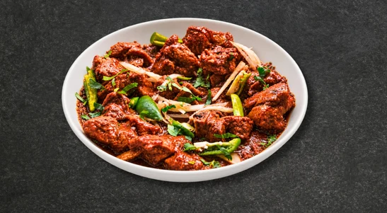 Boneless chicken legs cooked with green chillies & yoghurt. Dry thick consistency & damn spicy! — delivery in Tipner PO2