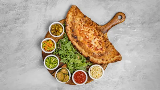 Tomato & basil base with mozzarella cheese, mixed peppers, chilli, onion, courgette & jalapeño Ⓥ — delivery in Coldfall N2